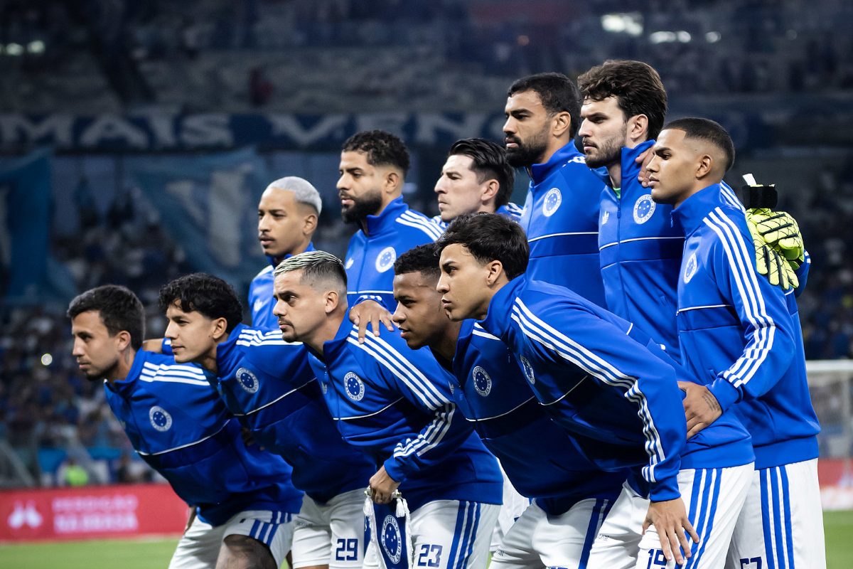 Time do Cruzeiro perfilado antes de jogo do Brasileirão no Mineirão