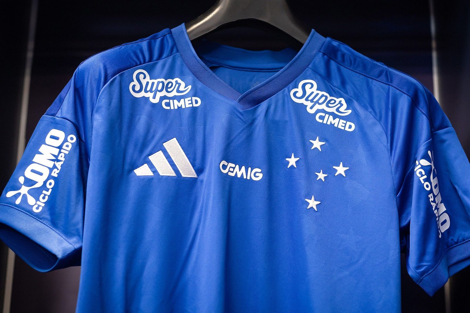 Camisa do Cruzeiro com a marca da Cemig, entre a Adidas e o escudo