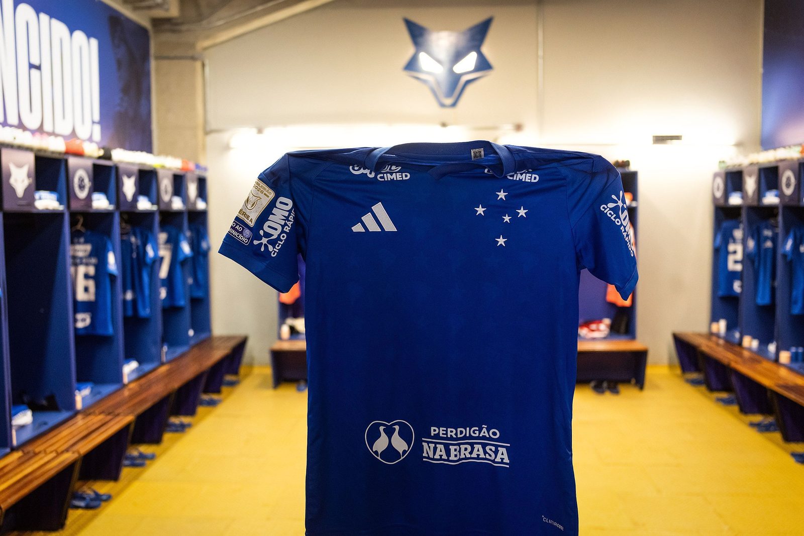 Camisa celeste pendurada no vestiário do Mineirão