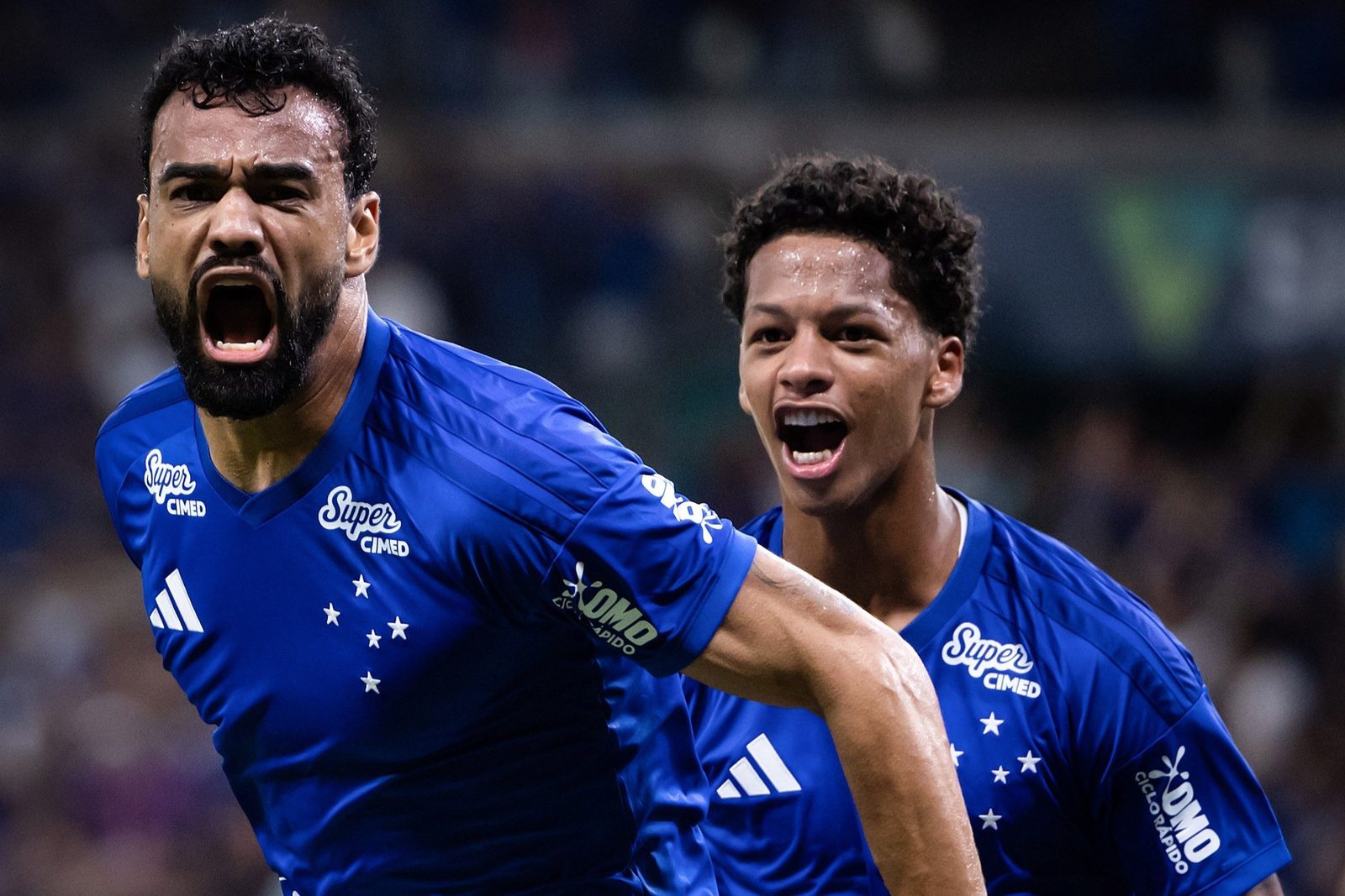 Fabrício Bruno e Zé Lucas comemoram gol no Mineirão