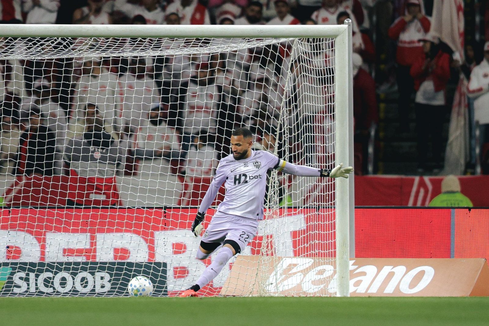 Everson fez oito defesas e foi eleito o melhor em campo