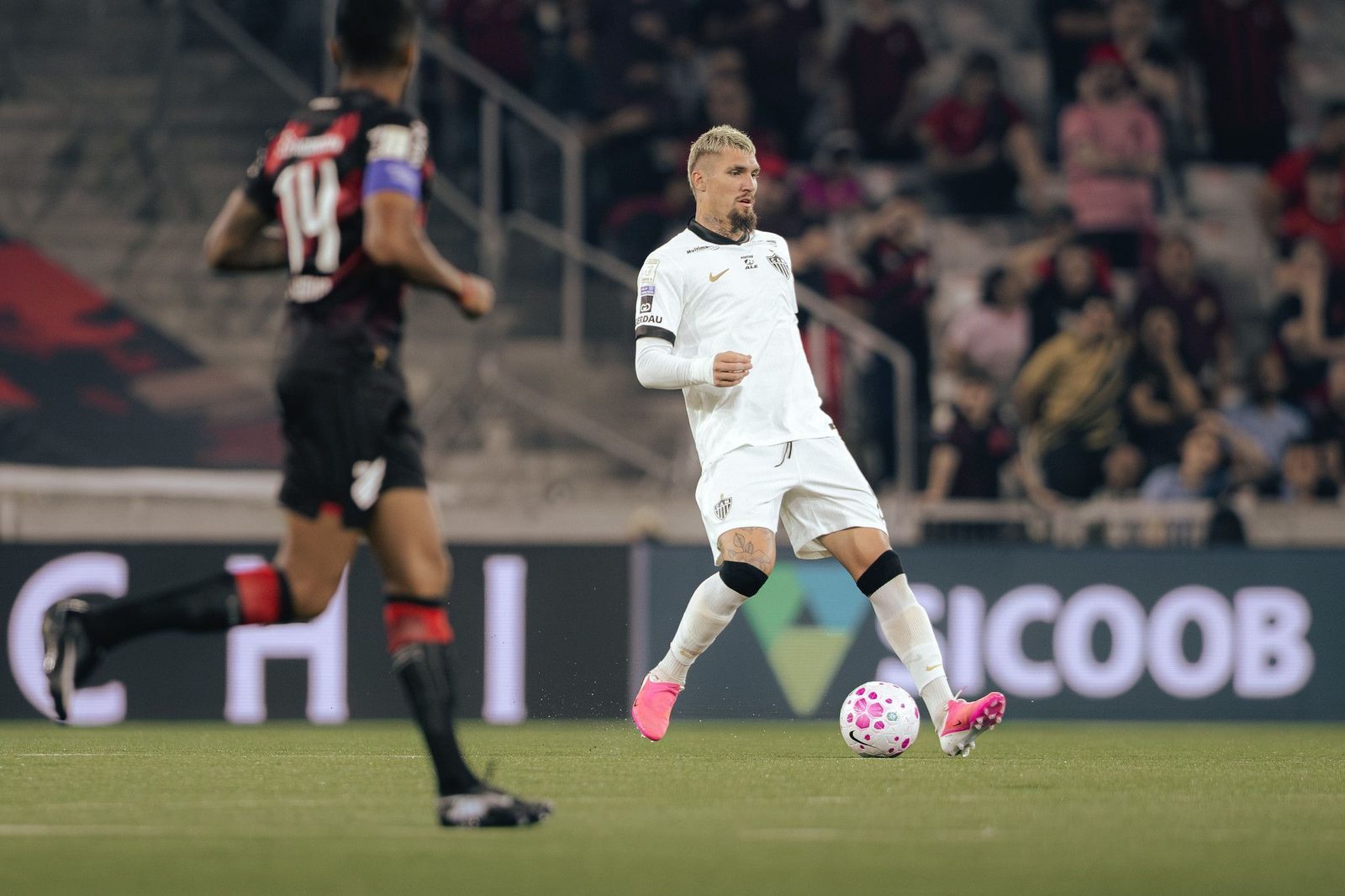 Lyanco em ação contra o Athletico-PR; o zagueiro marcou o gol do empate aos 52 minutos do segundo tempo