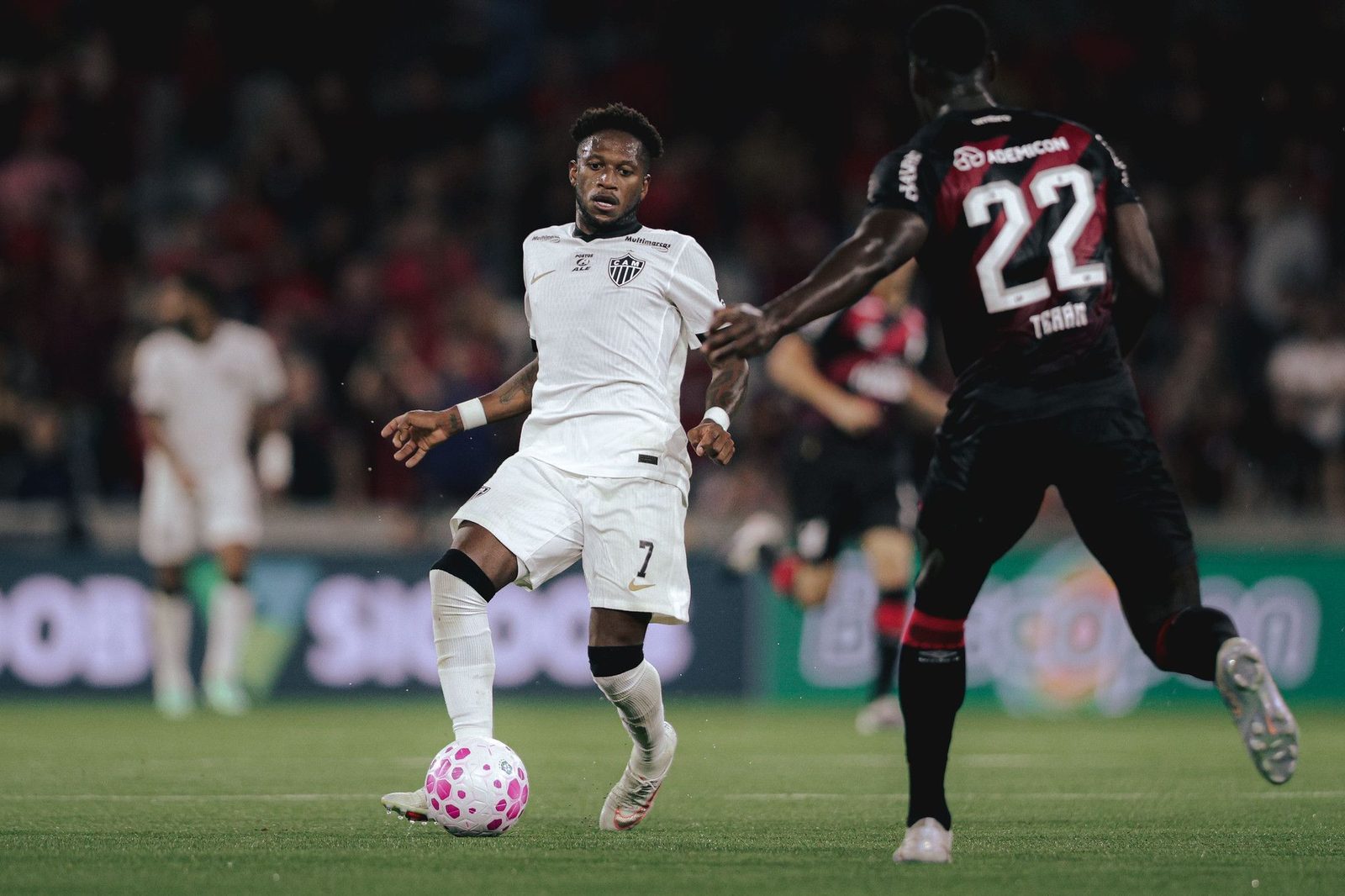Fred em campo na Arena da Baixada antes de sentir dores na coxa esquerda