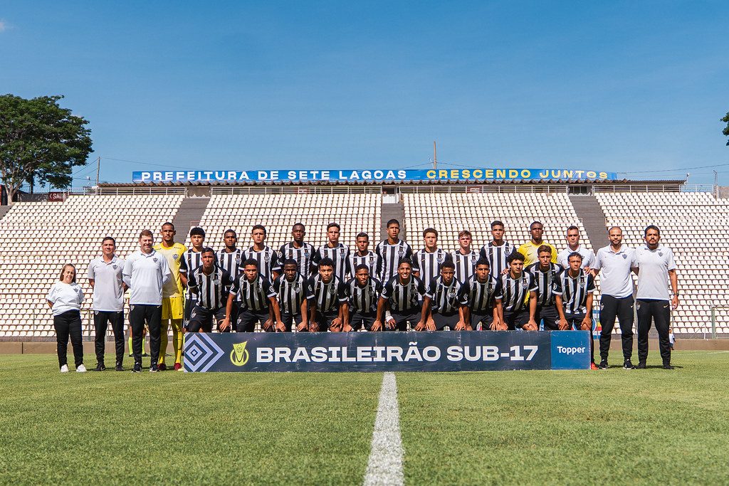 Time sub-17 do Atlético perfilado na Arena do Jacaré antes do clássico da semifinal