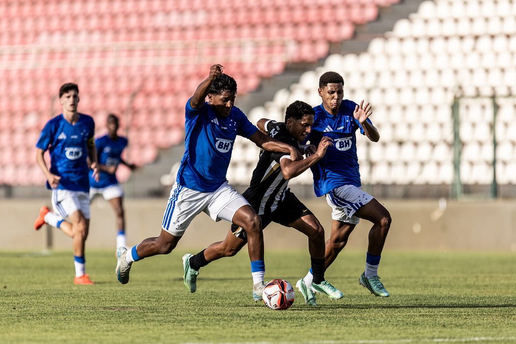 Atacante do Galo tenta passar pela marcação do Cruzeiro em Sete Lagoas