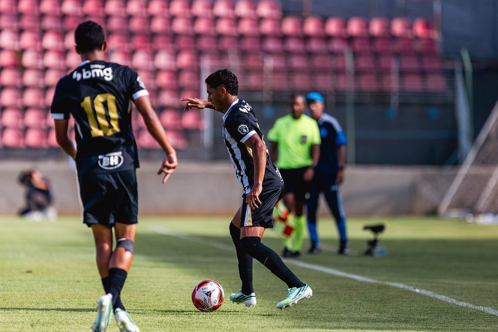 Garotos do Atlético trocam passes no jogo de volta da semifinal