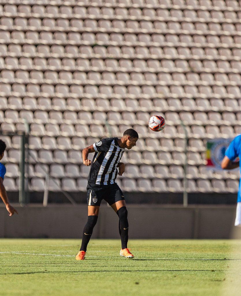 Jogador do Galo cabeceia no clássico na Arena do Jacaré