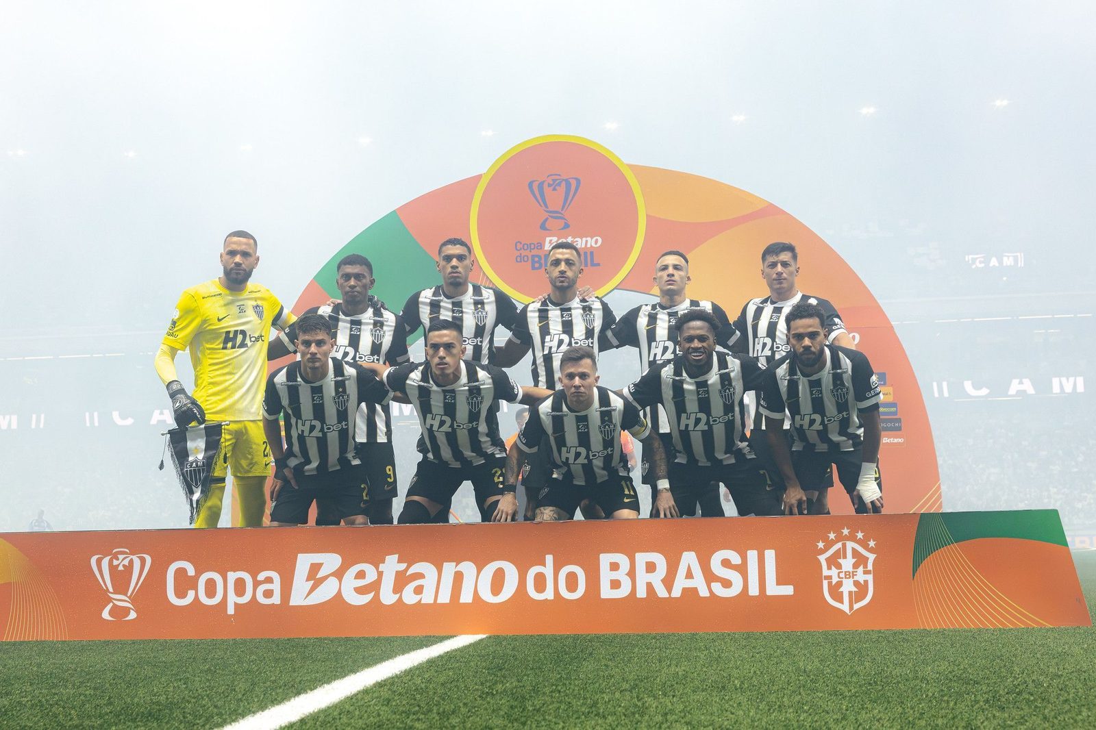 Time do Atlético perfilado antes de jogo da Copa do Brasil na Arena MRV