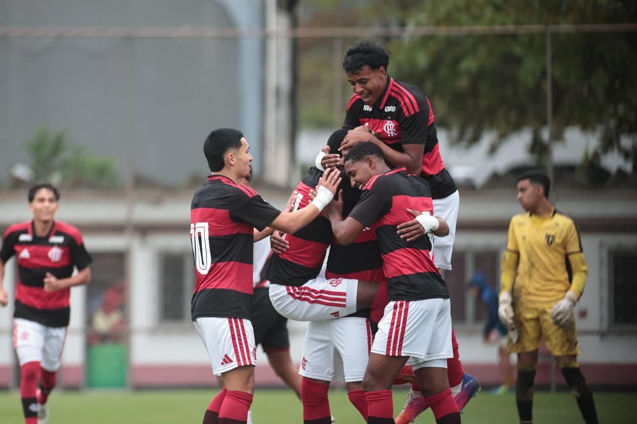 O sub-17 do Flamengo, categoria de Kauã Carlos, goleou o Atlético-GO por 7 a 0 na Gávea