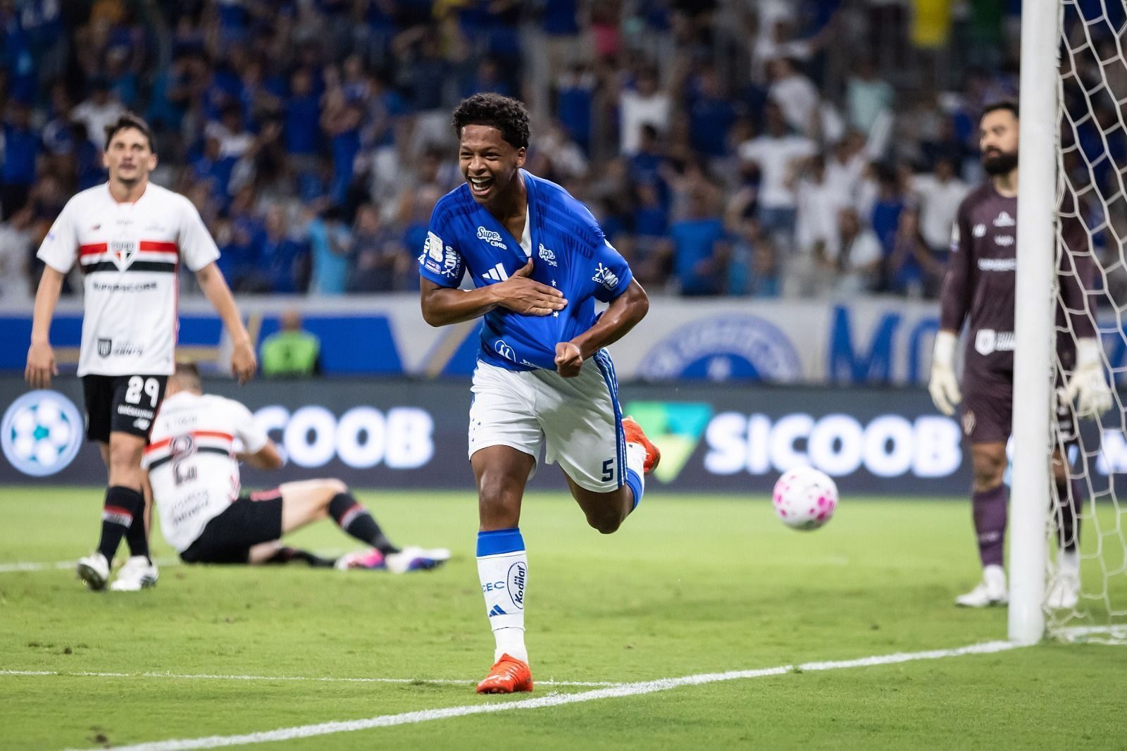 Zé Lucas comemora o primeiro gol como profissional, contra o São Paulo, no Mineirão