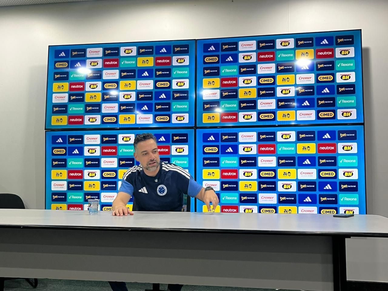Jonas Urias, técnico do Cruzeiro feminino