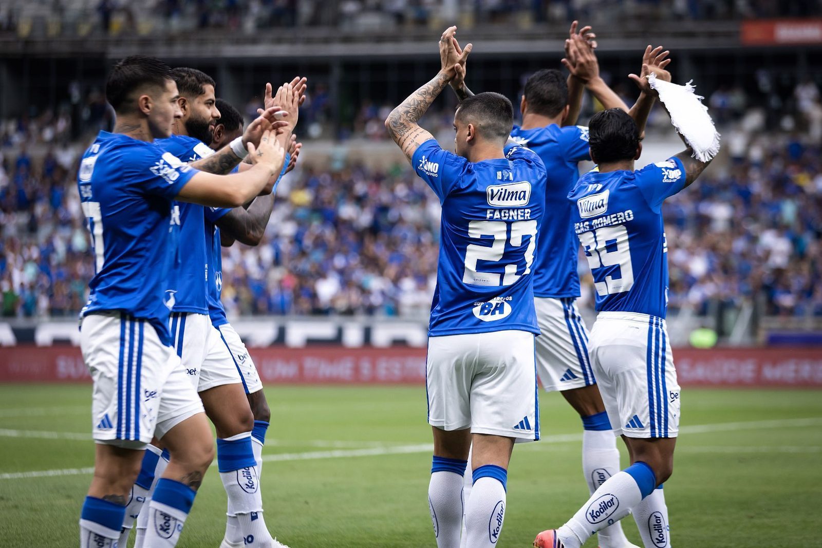Jogadores do Cruzeiro saúdam a torcida no Mineirão, palco do jogo contra o São Paulo