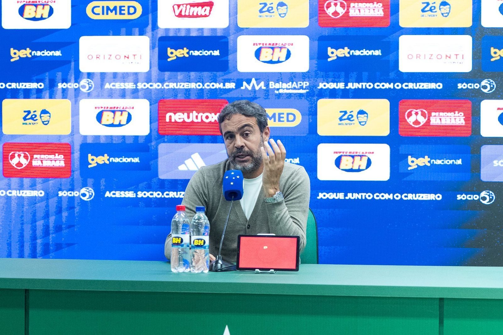 Artur Jorge, técnico do Cruzeiro, com elenco praticamente completo para o jogo de volta