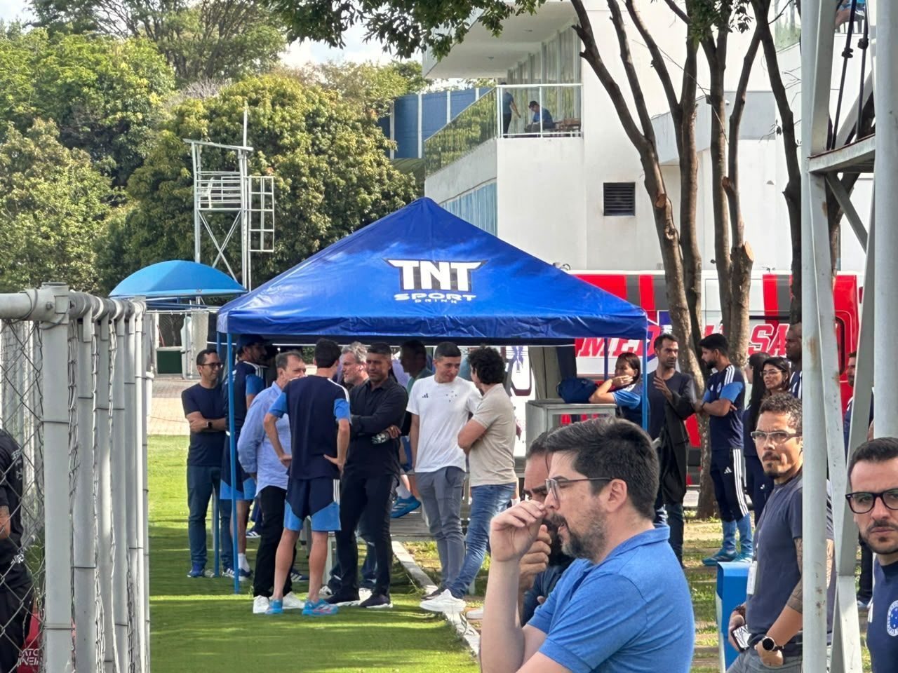 Paulinho, Pedrinho e Bruno Spindel conversam com Eduardo Pape antes da final do Mineiro Sub-20, na Toca da Raposa II