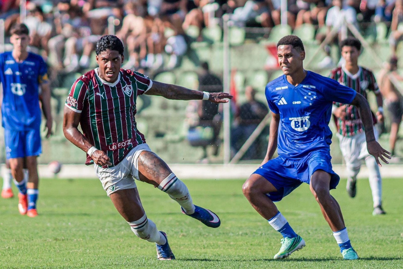 Cruzeiro e Fluminense disputam a bola no jogo de volta das quartas do Brasileiro Sub-17, em Xerém
