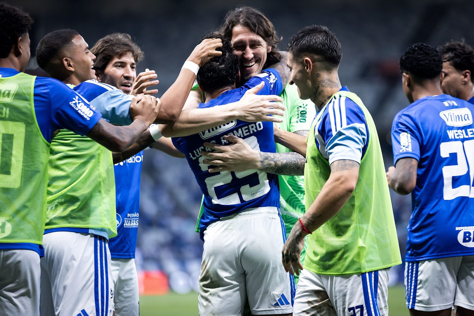 Jogadores do Cruzeiro comemoram gol de Lucas Romero na vitória sobre o Athletico-PR, no Mineirão