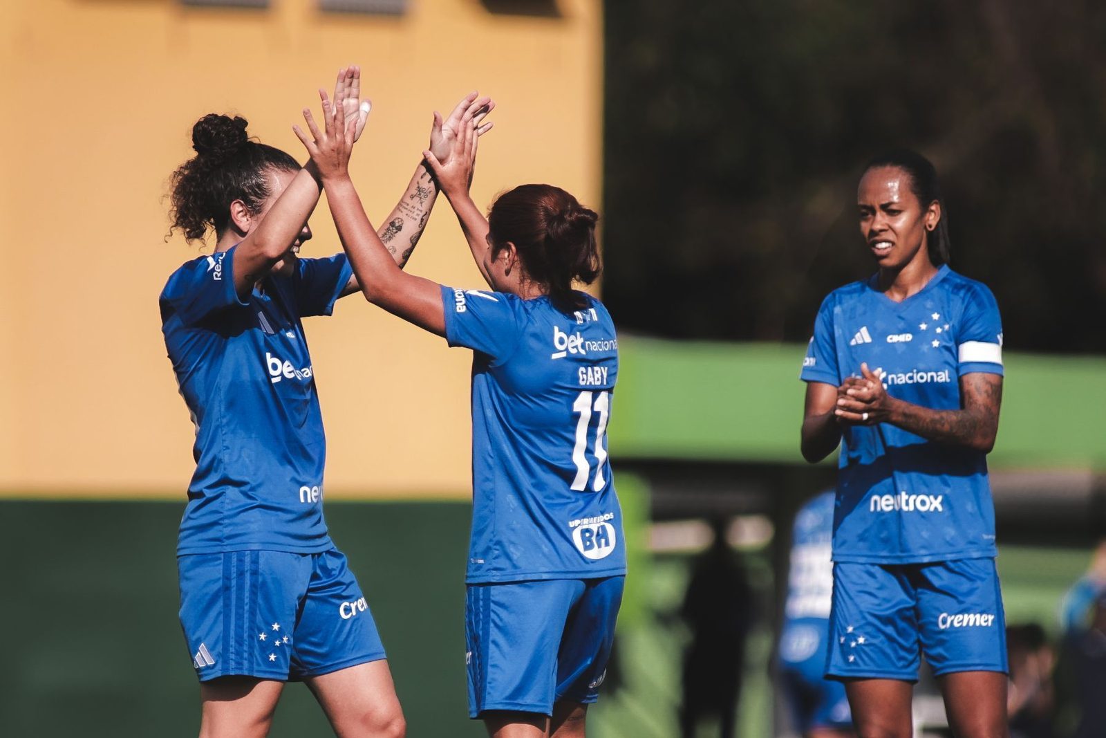 Jogadoras do Cruzeiro comemoram vitória no Campeonato Mineiro Feminino