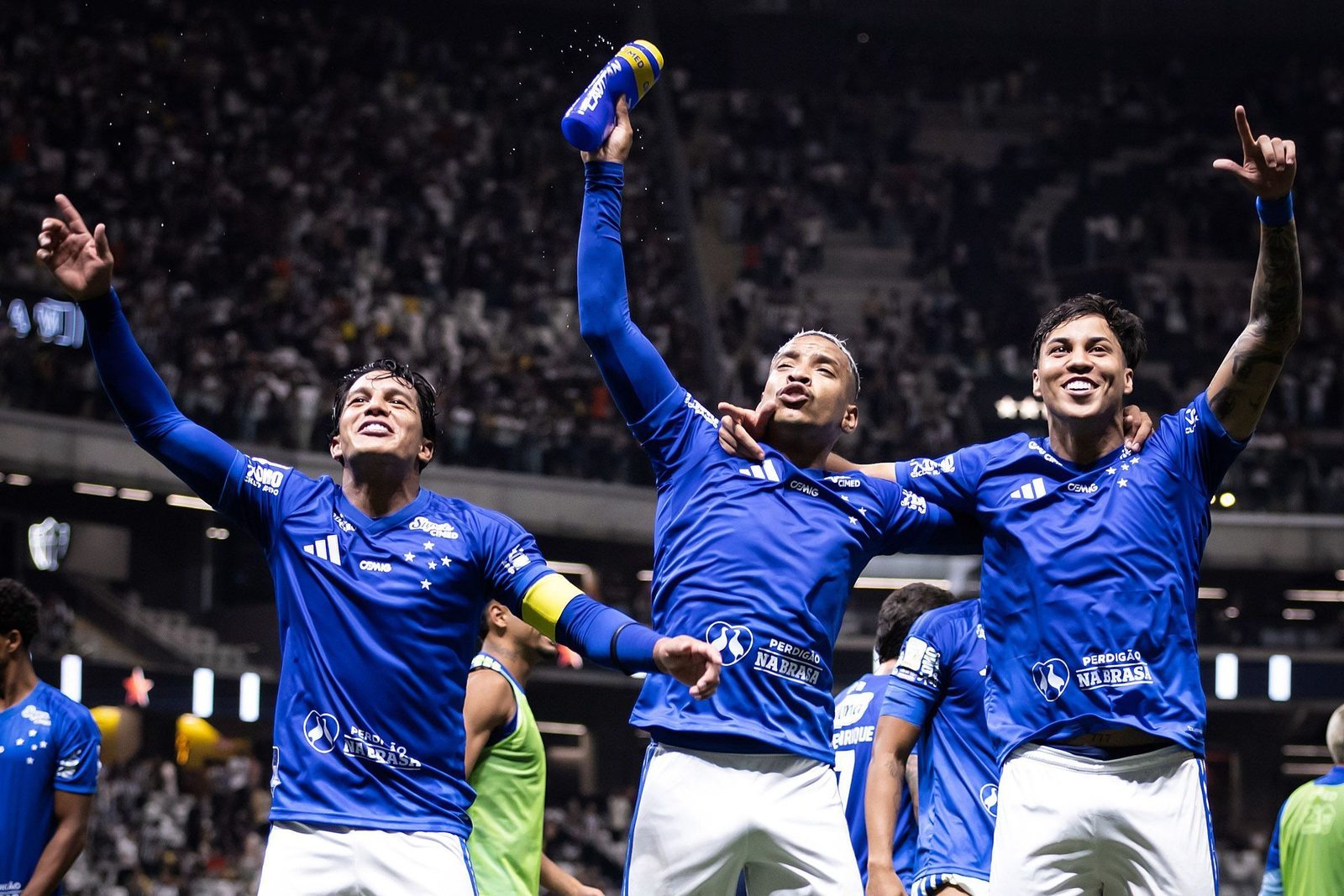 Jogadores do Cruzeiro comemoram a vitória sobre o Atlético na Arena MRV
