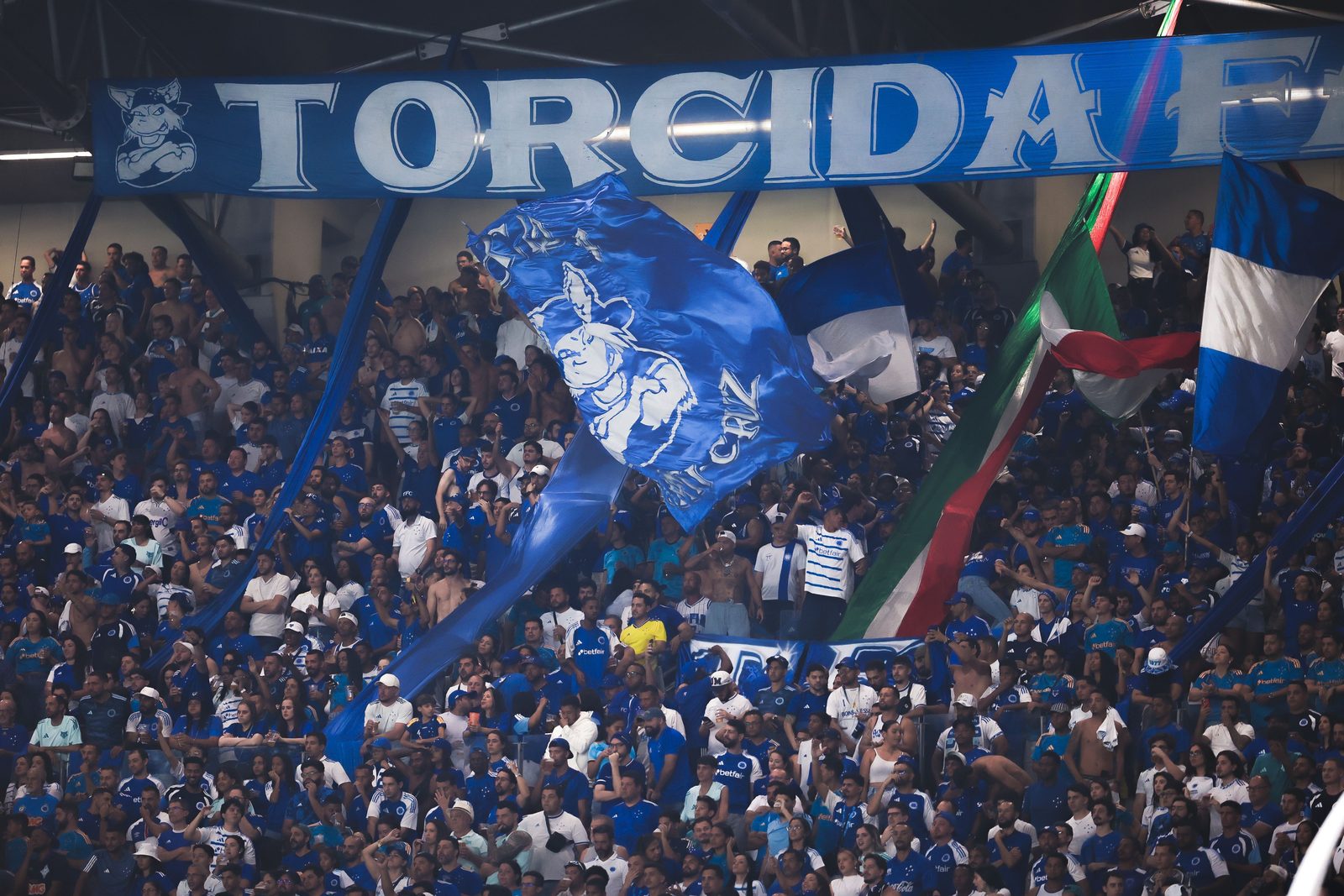 Torcida celeste no Mineirão, palco que deve receber os novos atacantes