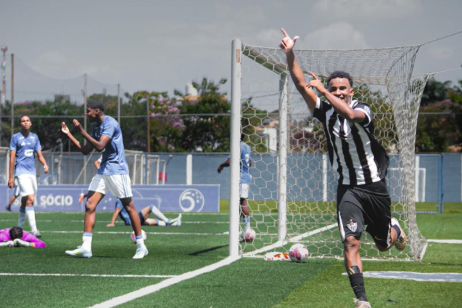 Atlético venceu o Cruzeiro por 3 a 2 no octogonal do Mineiro Sub-17