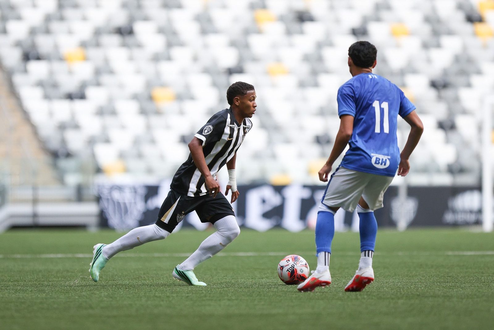 Cruzeiro e Atlético em campo na Arena MRV pela ida da semifinal do Brasileiro Sub-17