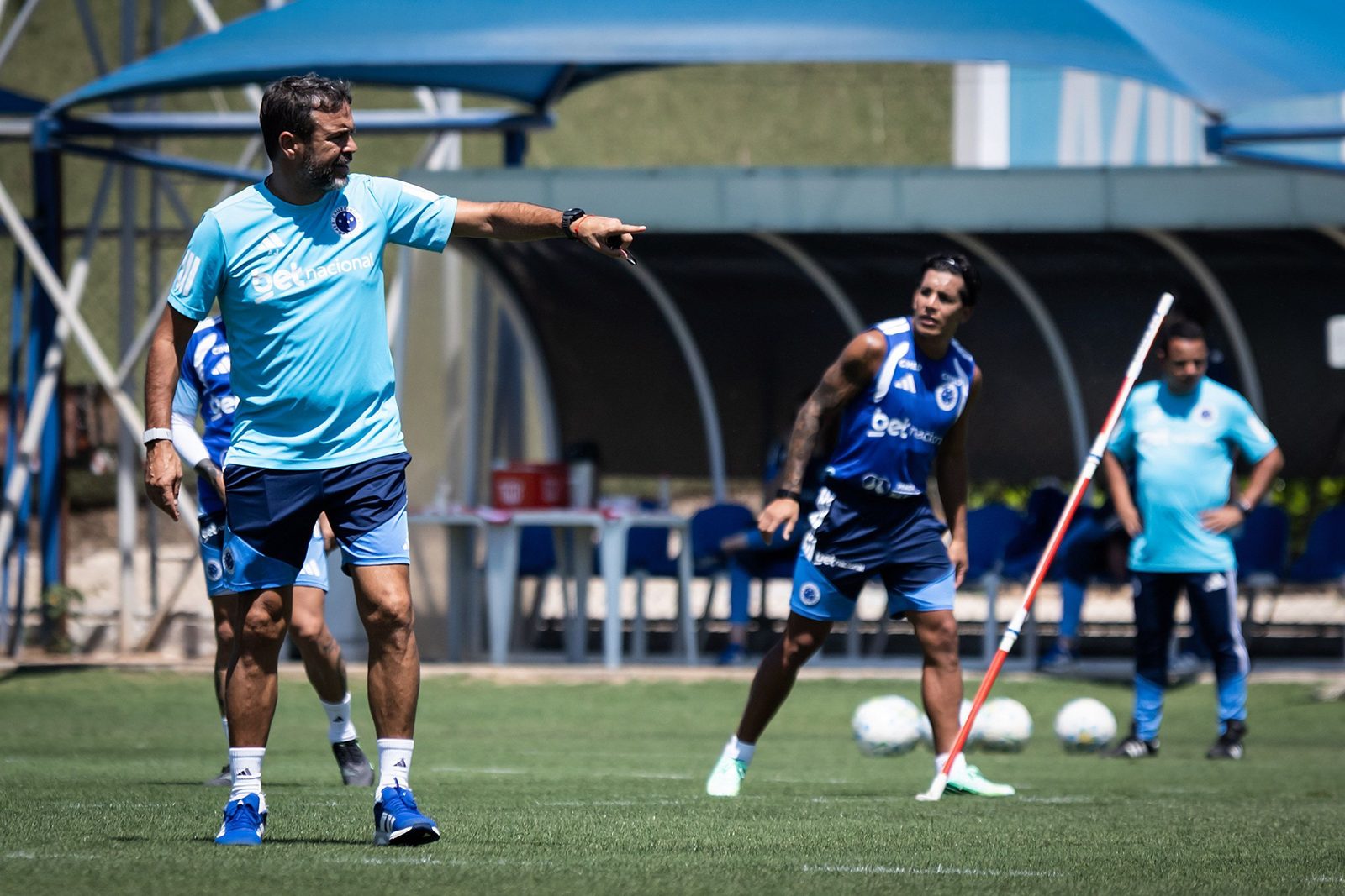 Toca da Raposa, onde o Cruzeiro faz o jogo de ida; na foto, Artur Jorge comanda treino do time principal