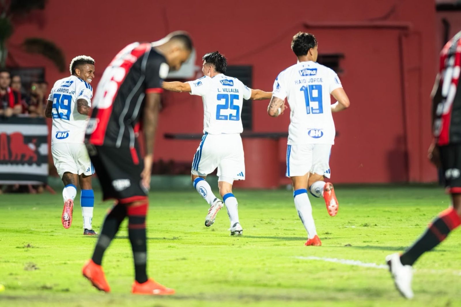 Villalba corre para comemorar o gol da virada sobre o Vitória