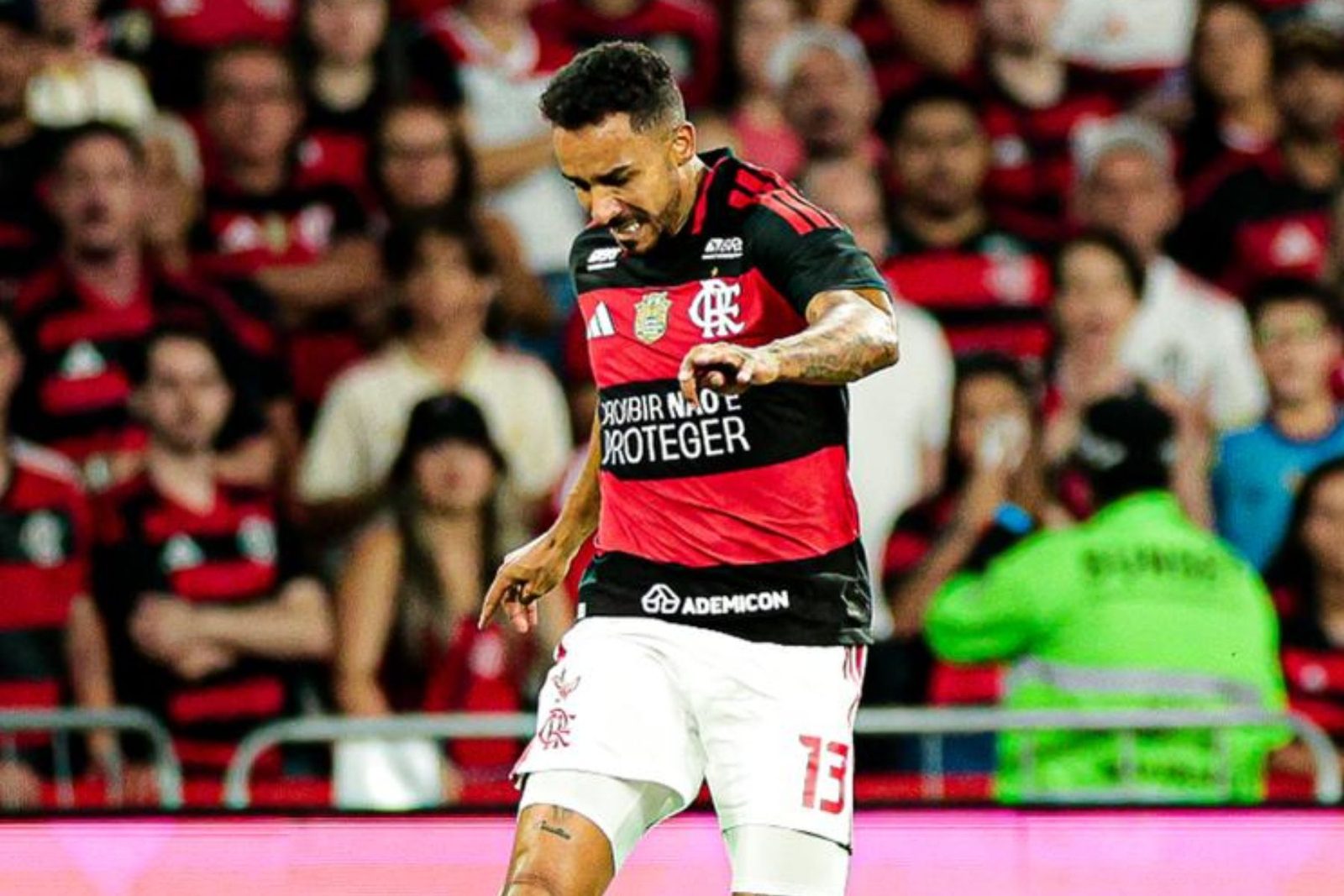 Danilo jogou menos de dez minutos no Fla-Flu antes do choque com o goleiro Fábio