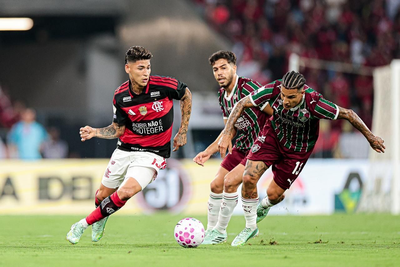 Carrascal, autor do gol da vitória, em ação no clássico contra o Fluminense no Maracanã
