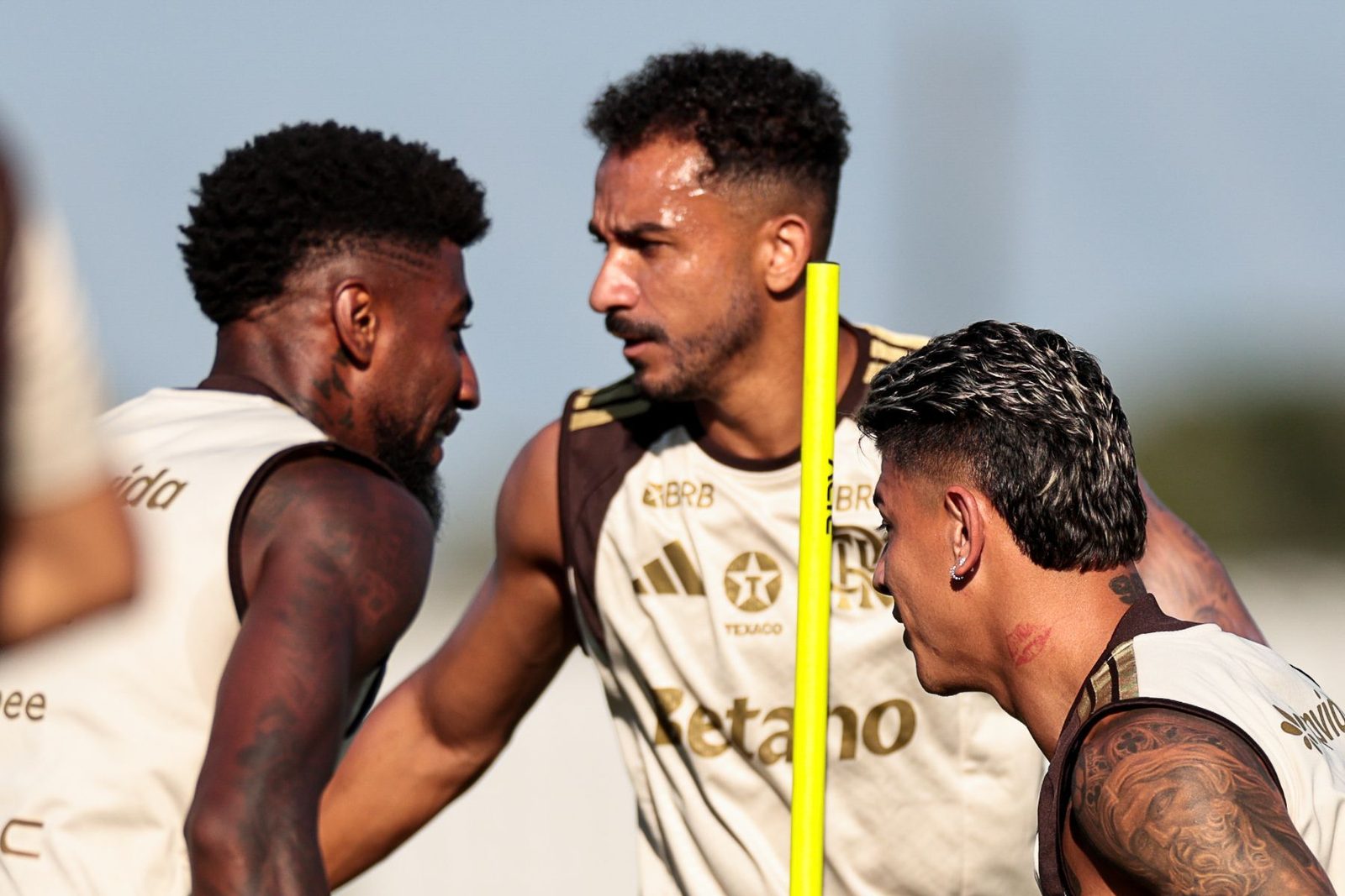 Danilo, ao centro, com Emerson Royal e Carrascal em treino do Flamengo