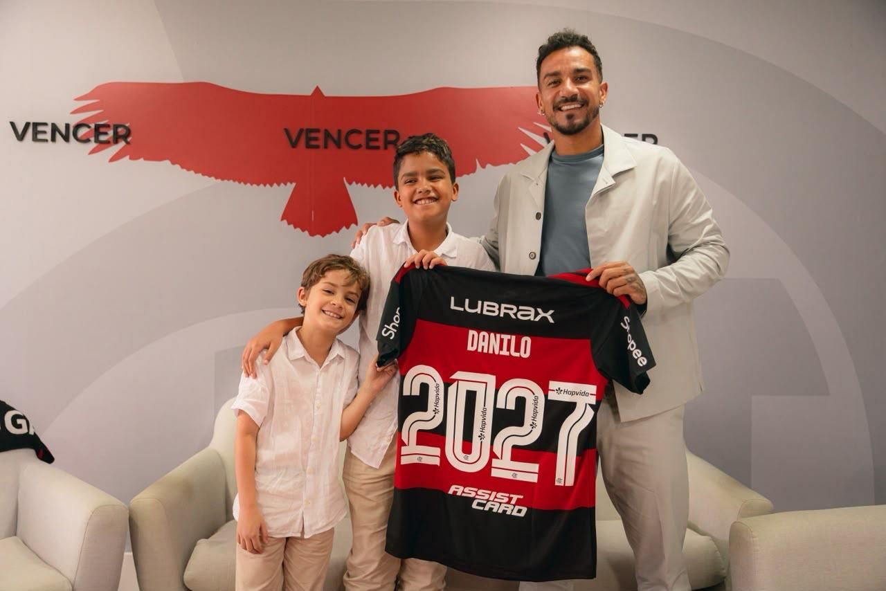 Danilo assina a renovação com o Flamengo no CT George Helal