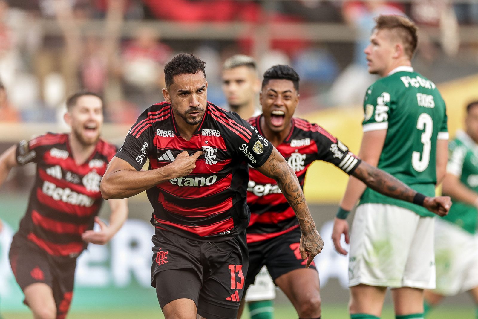 Danilo comemora o gol do título da Libertadores de 2025, em Lima
