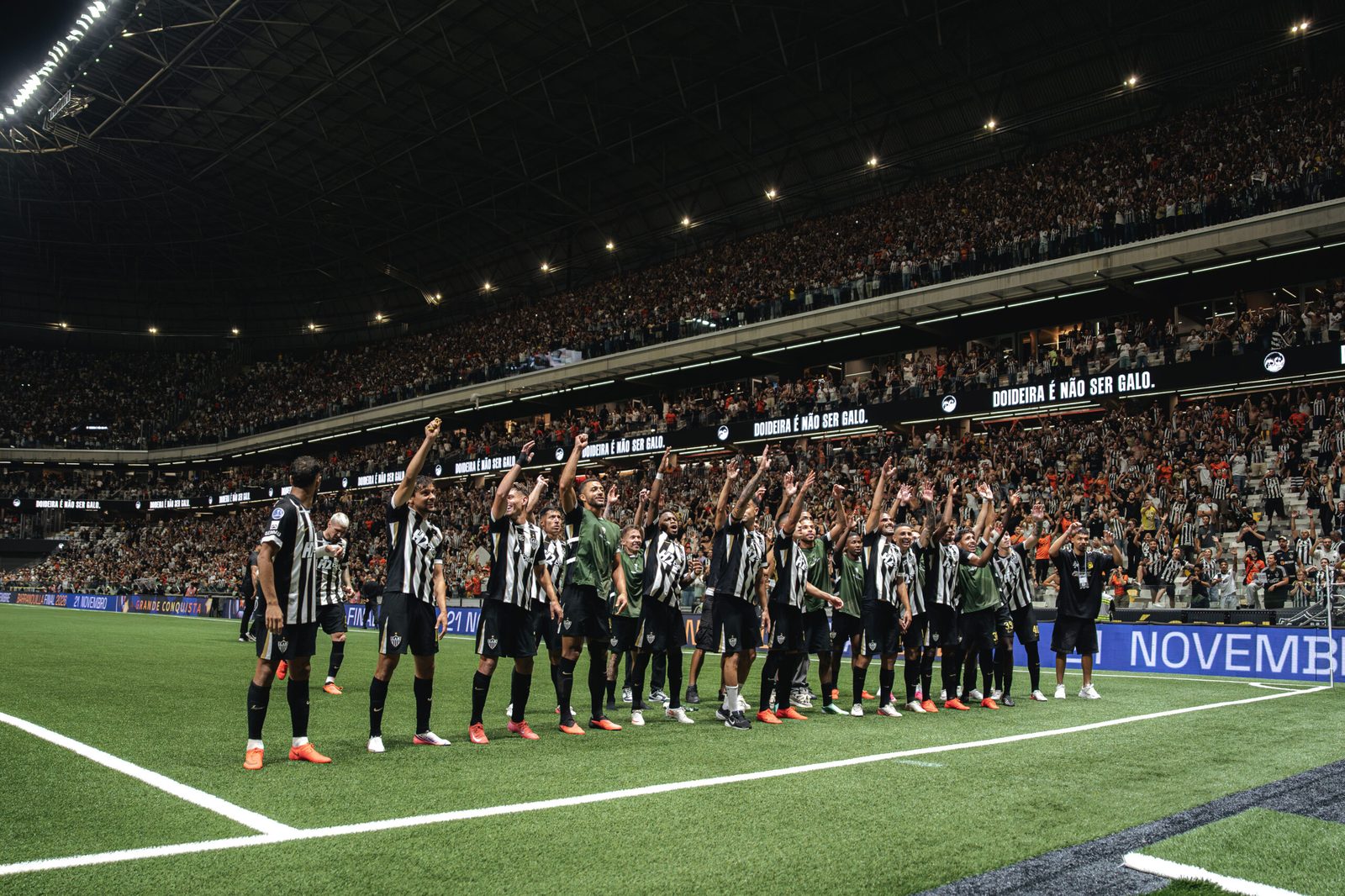 Jogadores do Atlético comemoram a classificação à semifinal na Arena MRV, palco também do jogo com a Chapecoense