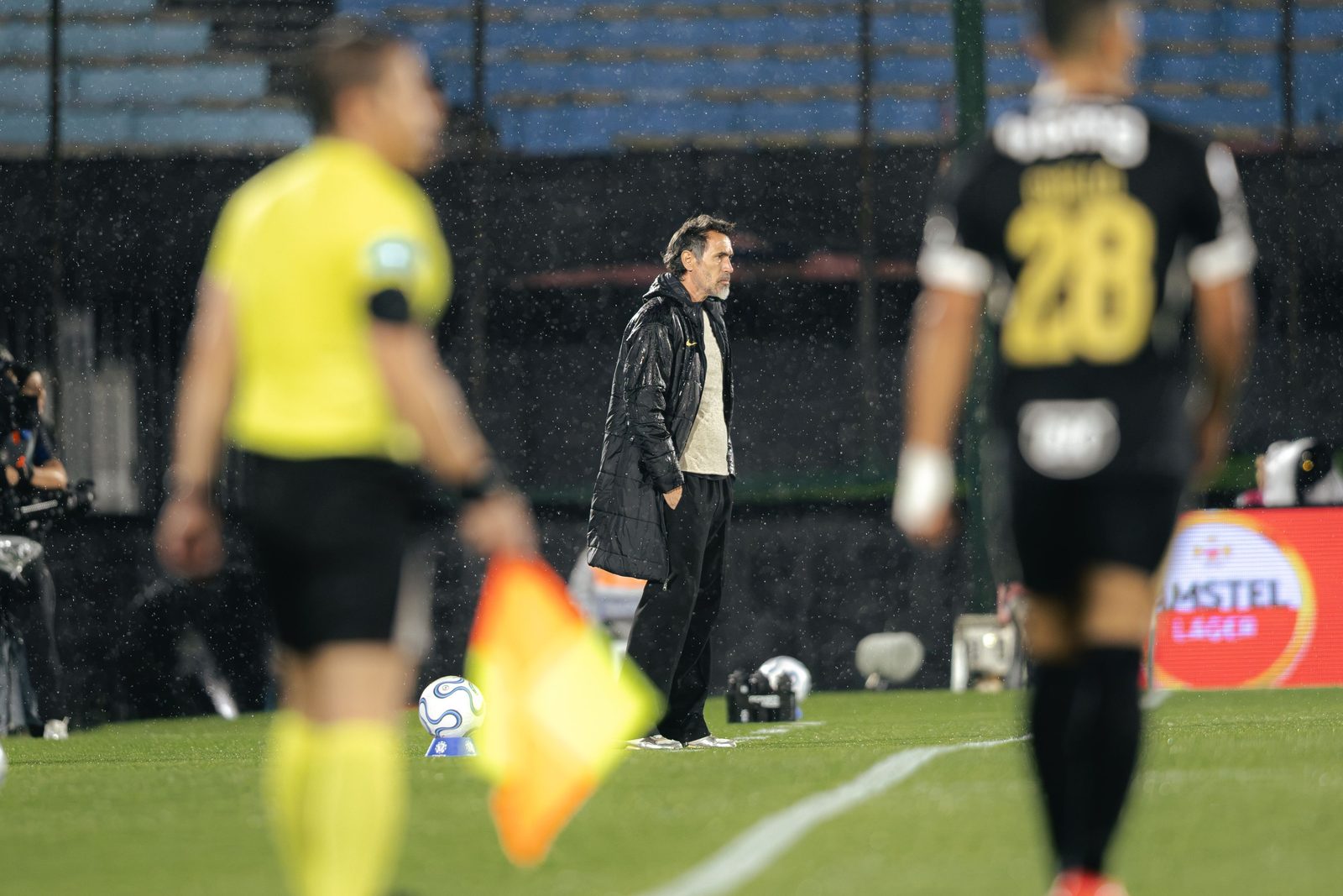 O técnico Eduardo Domínguez vai decidir quem começa no gol