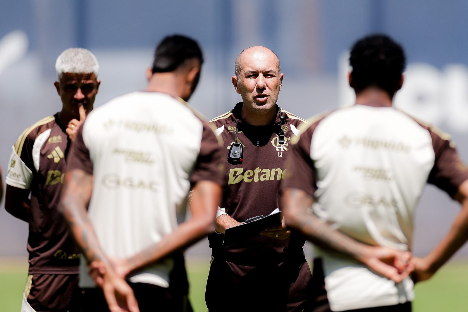 Leonardo Jardim comanda o treino do Flamengo em Quito, no Equador