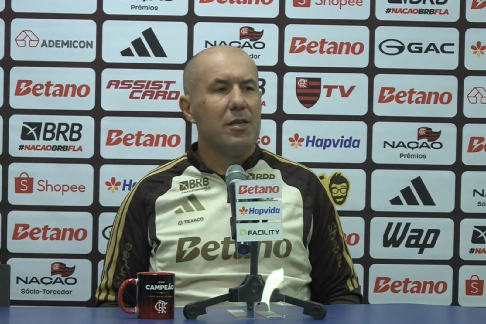 O técnico Leonardo Jardim em entrevista coletiva pelo Flamengo