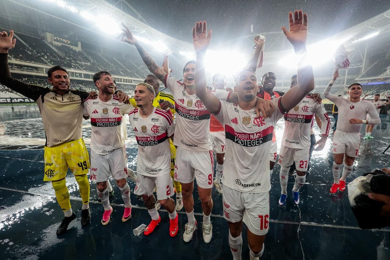 Jogadores rubro-negros festejam com a torcida após o clássico
