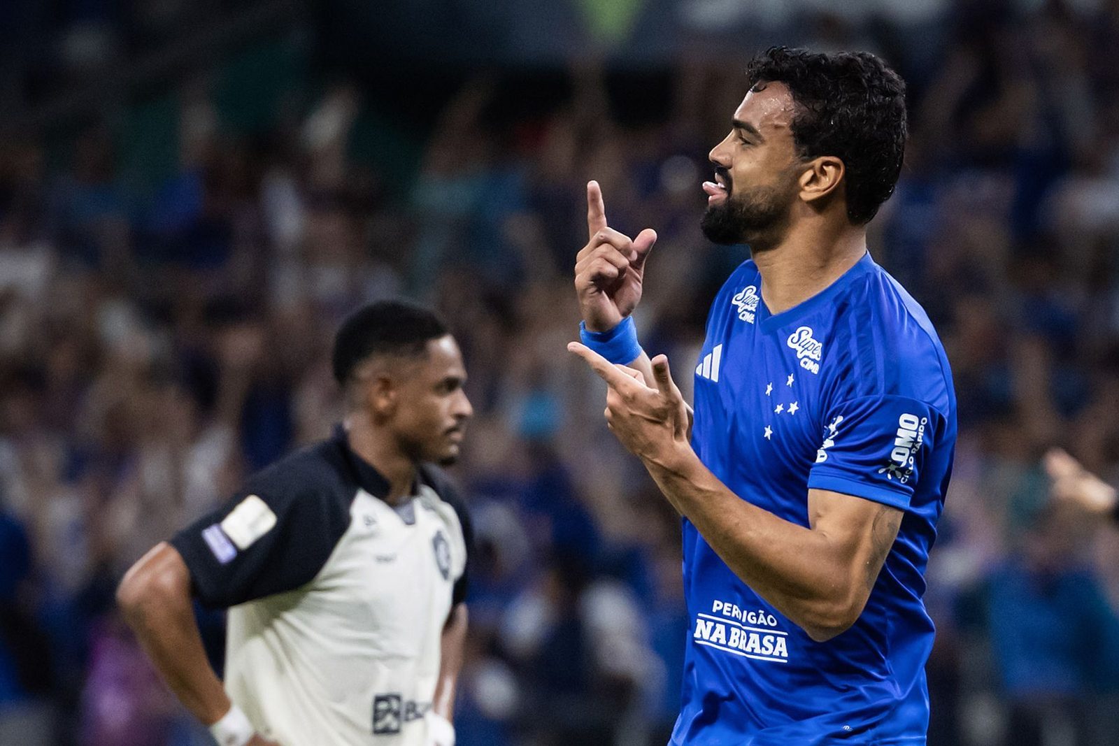 O zagueiro celebra o gol que garantiu os três pontos