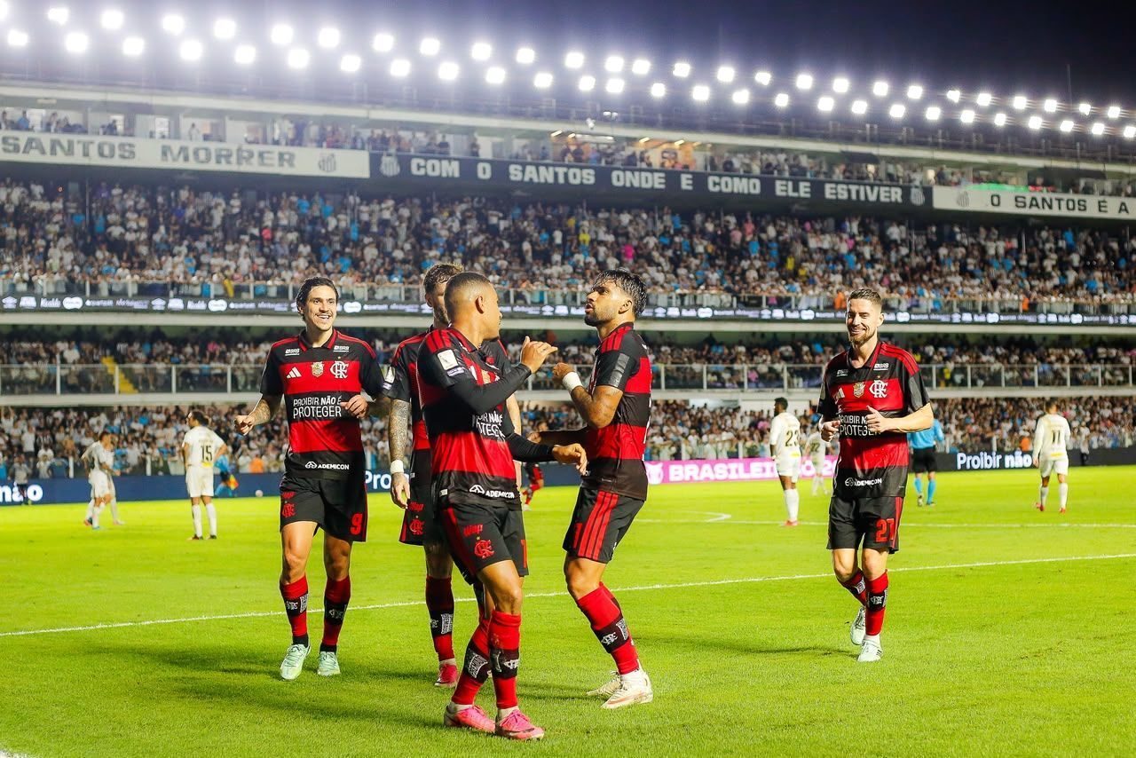 Jogadores do Flamengo comemoram o gol de Lucas Paquetá na Vila Belmiro