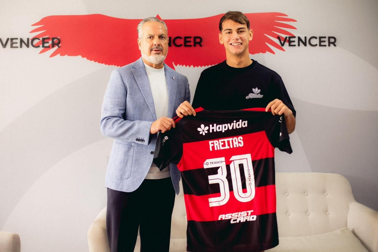 Joaquín Freitas assina com o Flamengo no CT George Helal