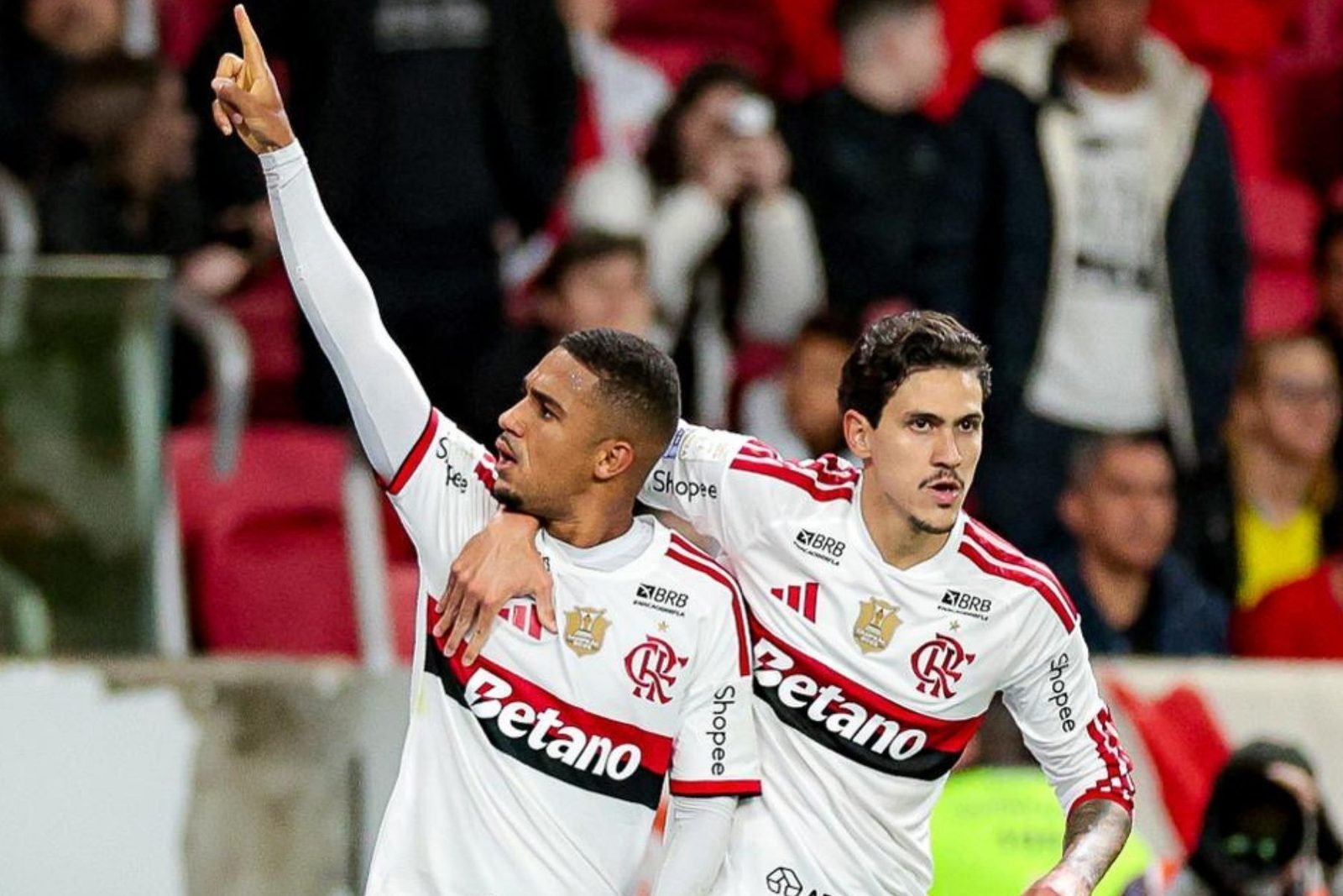Samuel Lino comemora com Pedro o gol que empatou o jogo no Beira-Rio