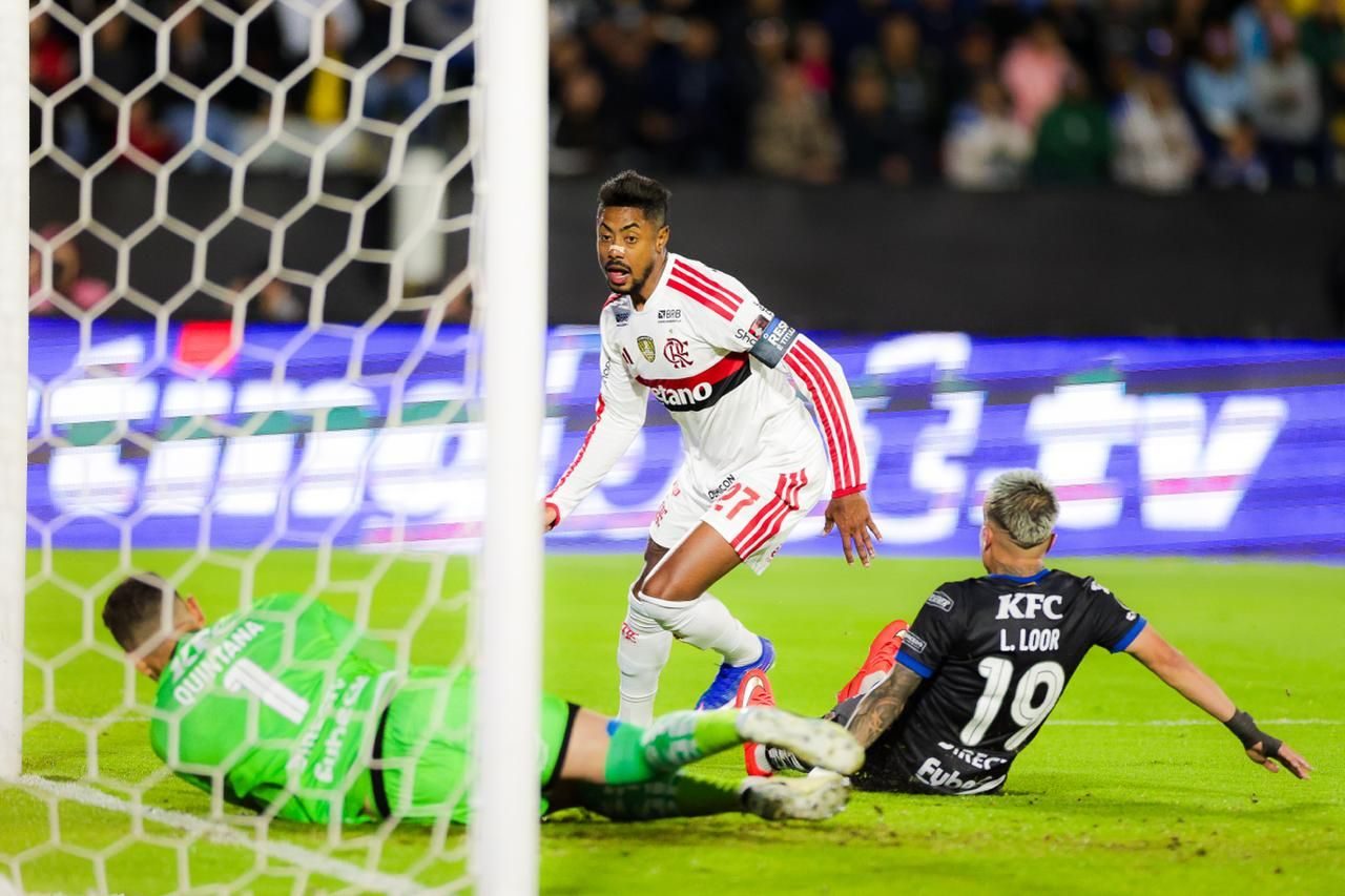 Bruno Henrique abre o placar para o Flamengo no Estádio Olímpico Atahualpa, em Quito