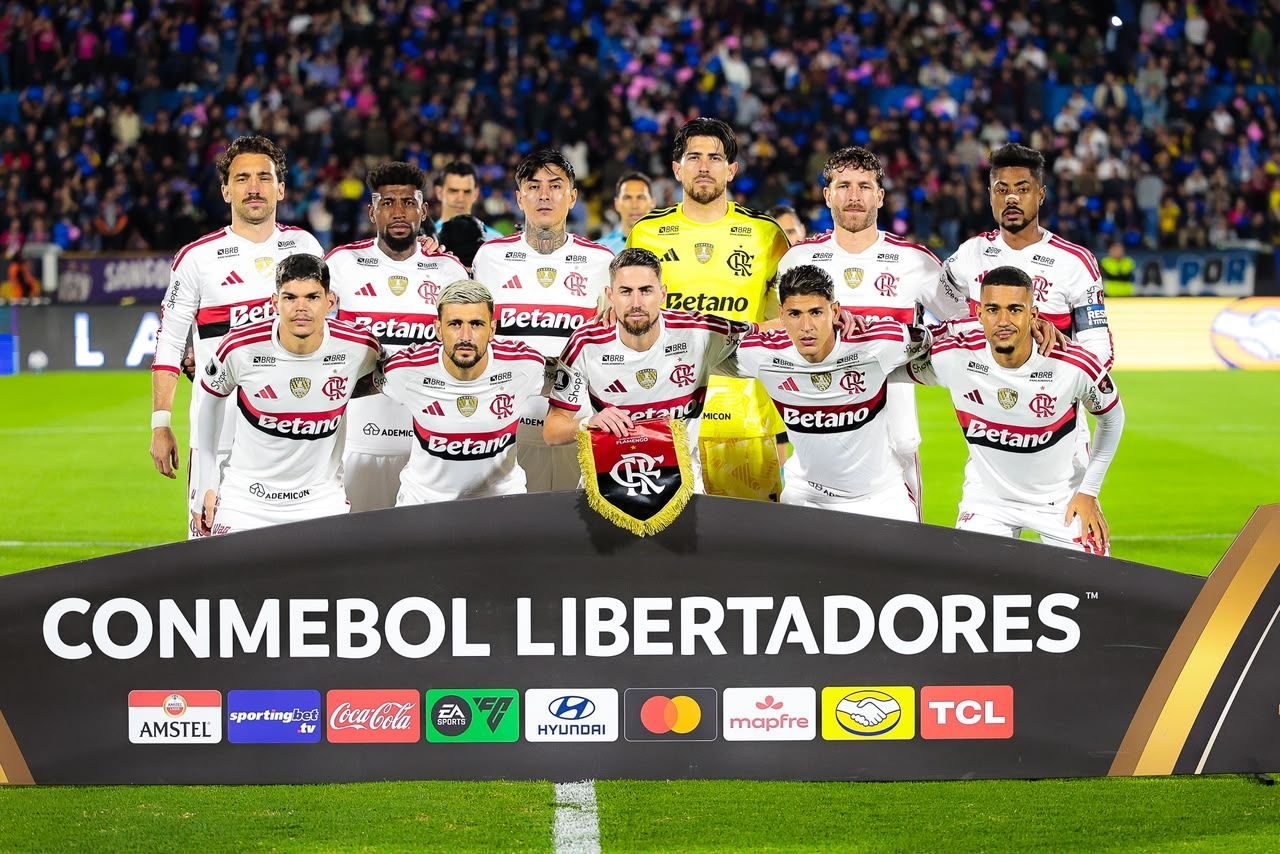 Time titular do Flamengo posado antes do jogo de ida das quartas da Libertadores