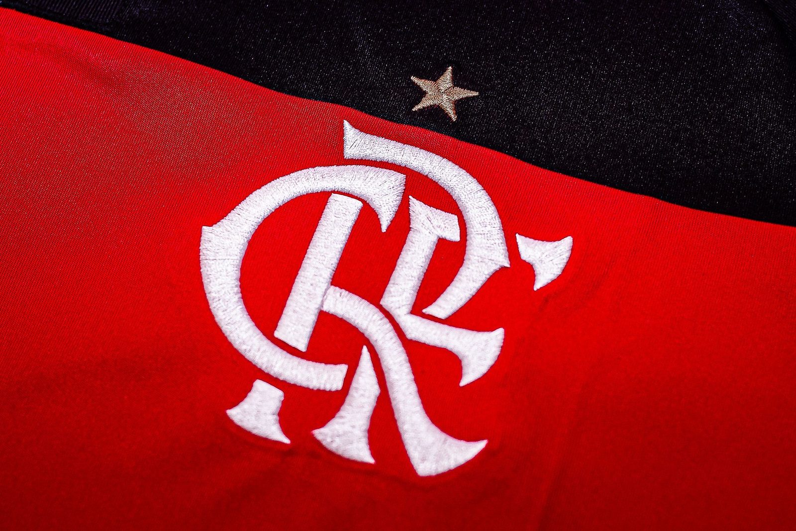 O clube anunciou a transferência do volante em nota oficial no site rubro-negro