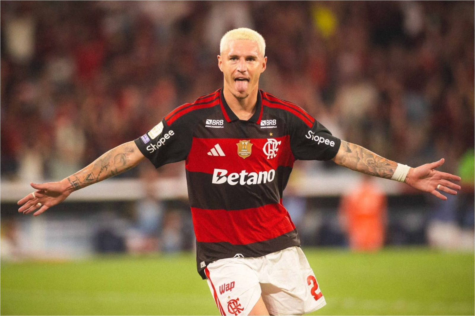 Varela comemora gol contra o Bragantino com a camisa que leva a marca da patrocinadora máster