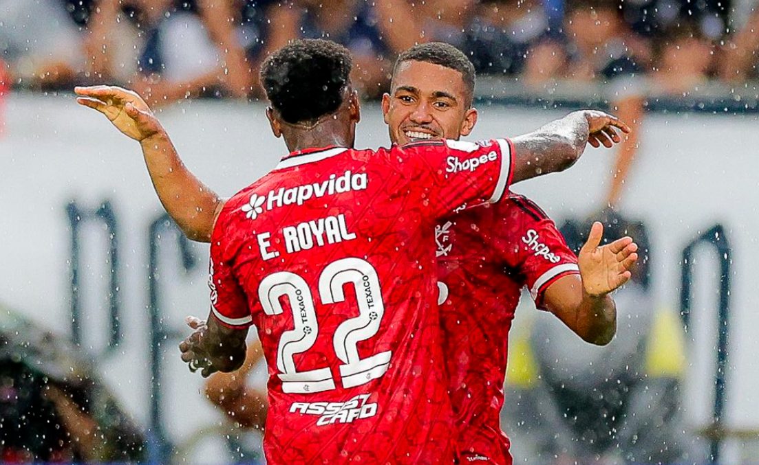 Emerson Royal e Samuel Lino comemoram: time quer repetir na Libertadores a campanha que rendeu a indicação