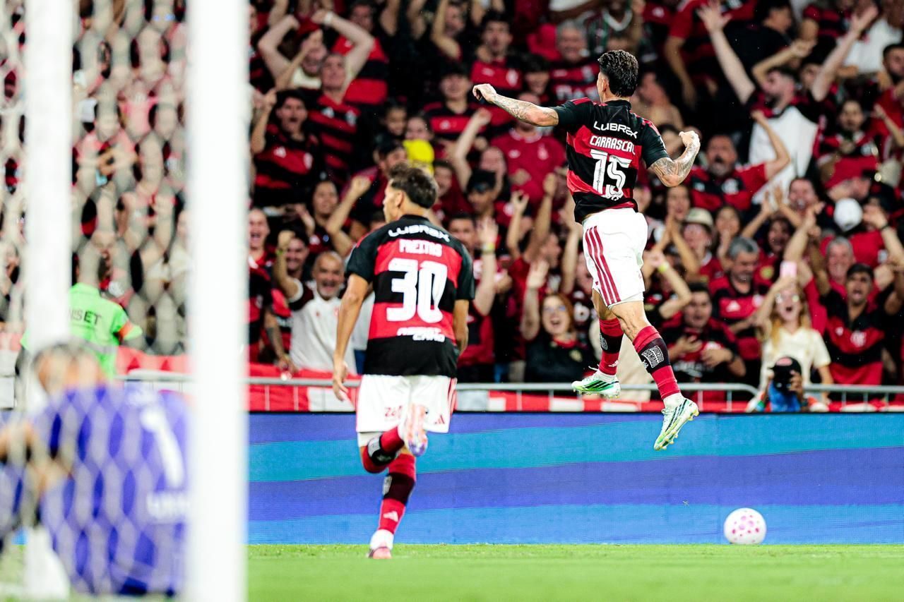 Flamengo em campo no Maracanã, estádio no centro da disputa judicial