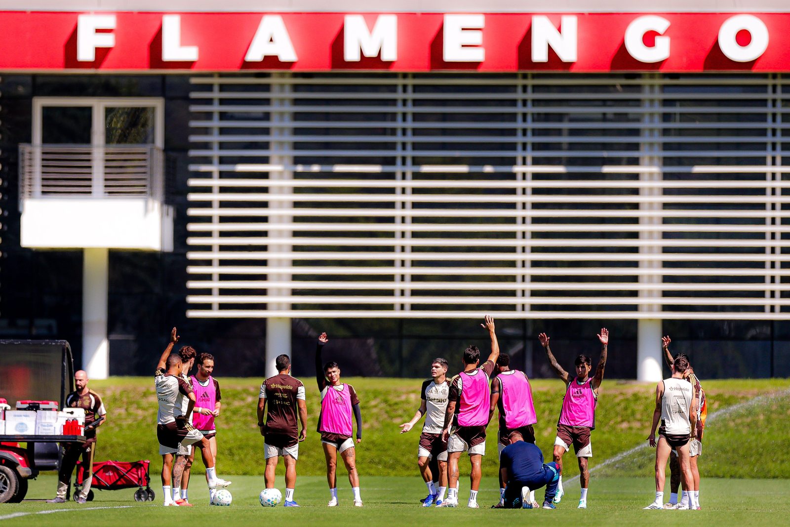 Elenco do Flamengo em treino no Ninho do Urubu, de olho no duelo com o Mirassol