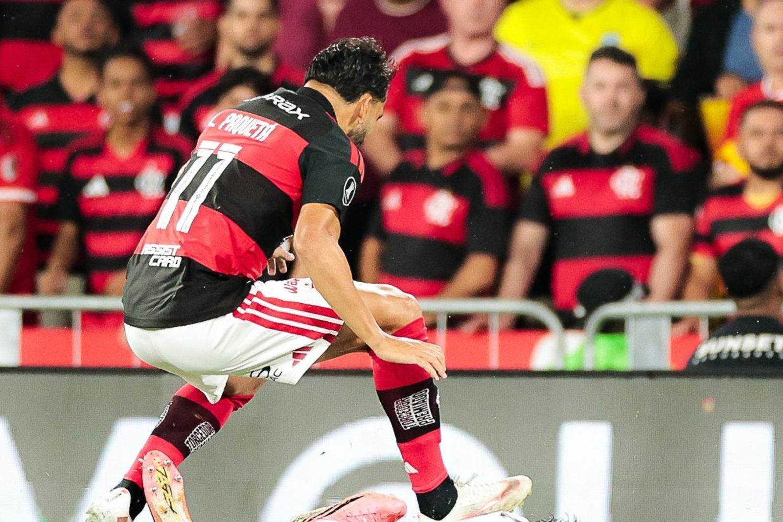 Lucas Paquetá, que teve a cobrança defendida por Muslera