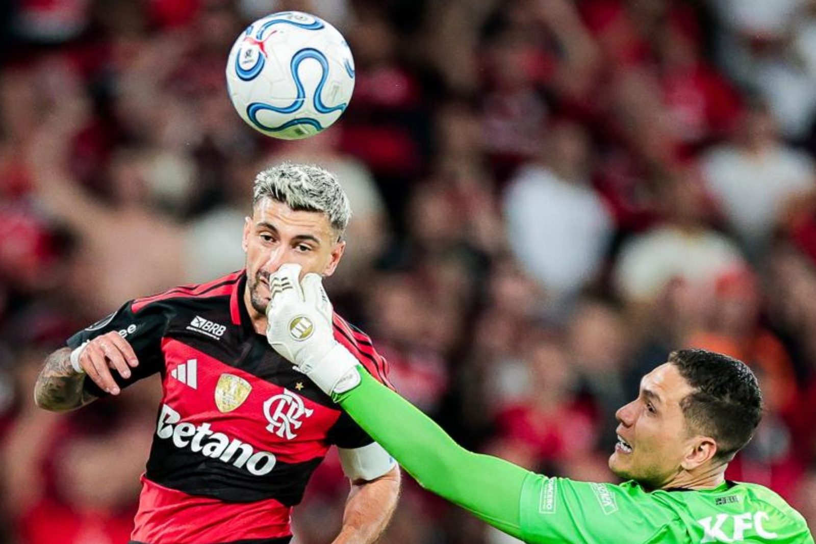 Arrascaeta comemora no Maracanã: Flamengo está na semifinal e terá o Estudiantes pela frente